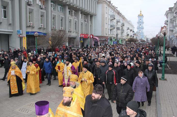 В Сумах состоялось мирное молитвенное шествие и молебен у поклонного креста