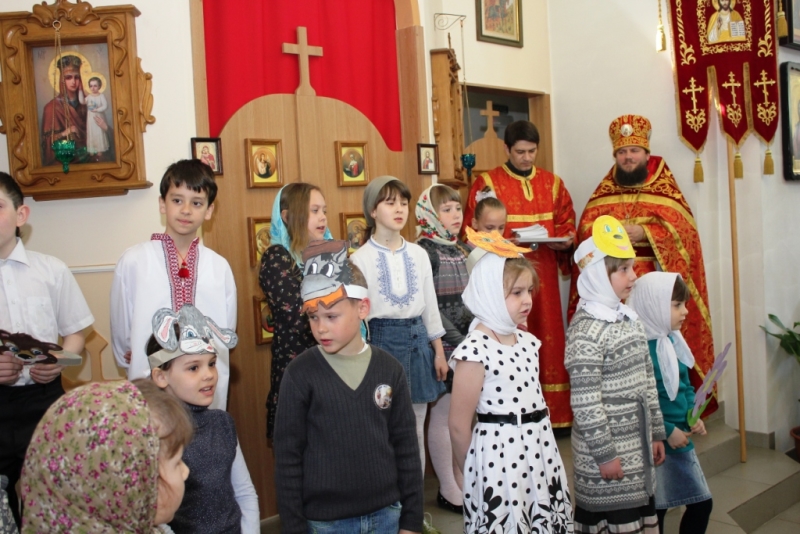 Пасхальный утренник провели педагоги и воспитанники Свято-Георгиевской воскресной школы