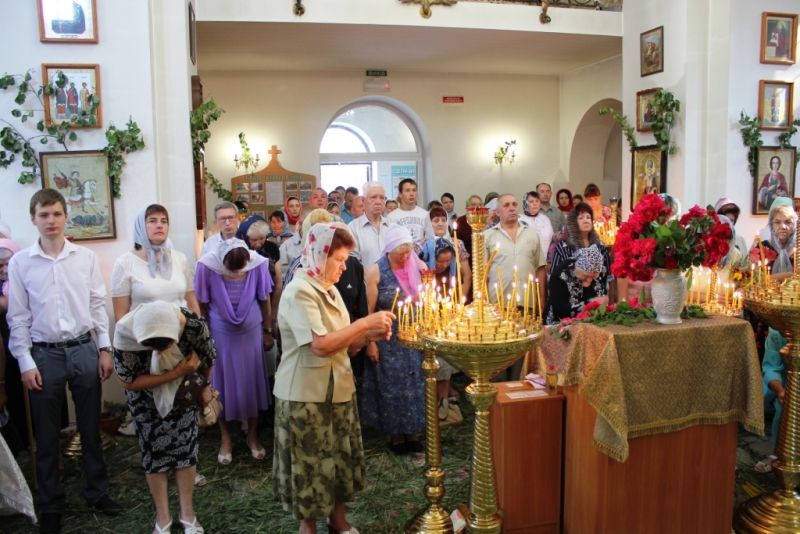 Благочинный больничных храмов совершил праздничное богослужение в День Святой Троицы