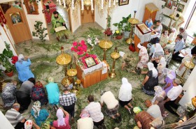 Благочинный больничных храмов совершил богослужение в день праздника Святой Троицы