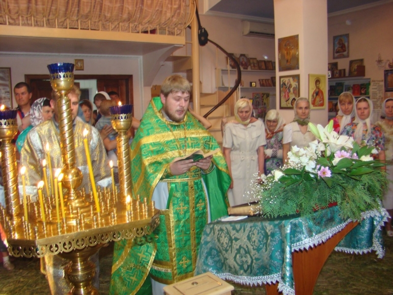 Больничный приход Блаженной Ксении Петербургской молитвенно встретил День Святой Троицы