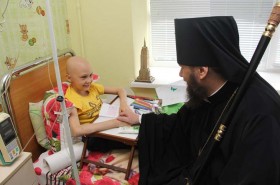 Сумский Архипастырь посетил детское онкогематологическое отделение по случаю завершения благотворительной акции