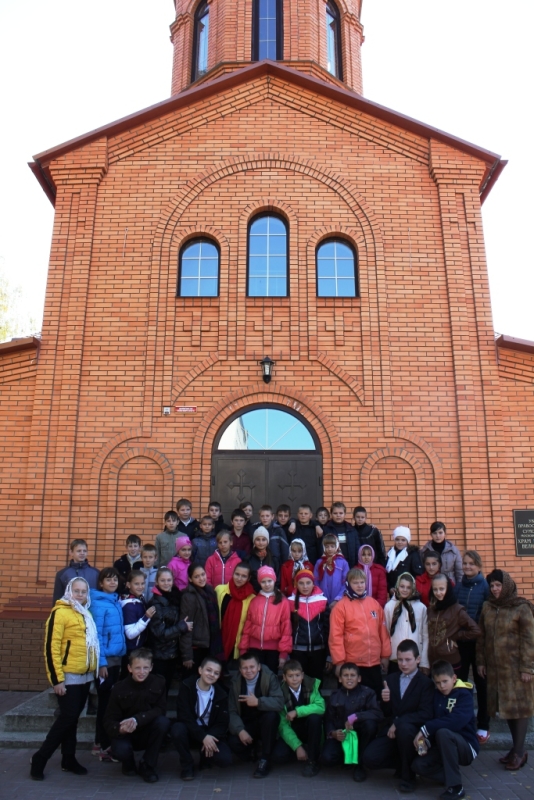 Школьники посетили с экскурсией храм